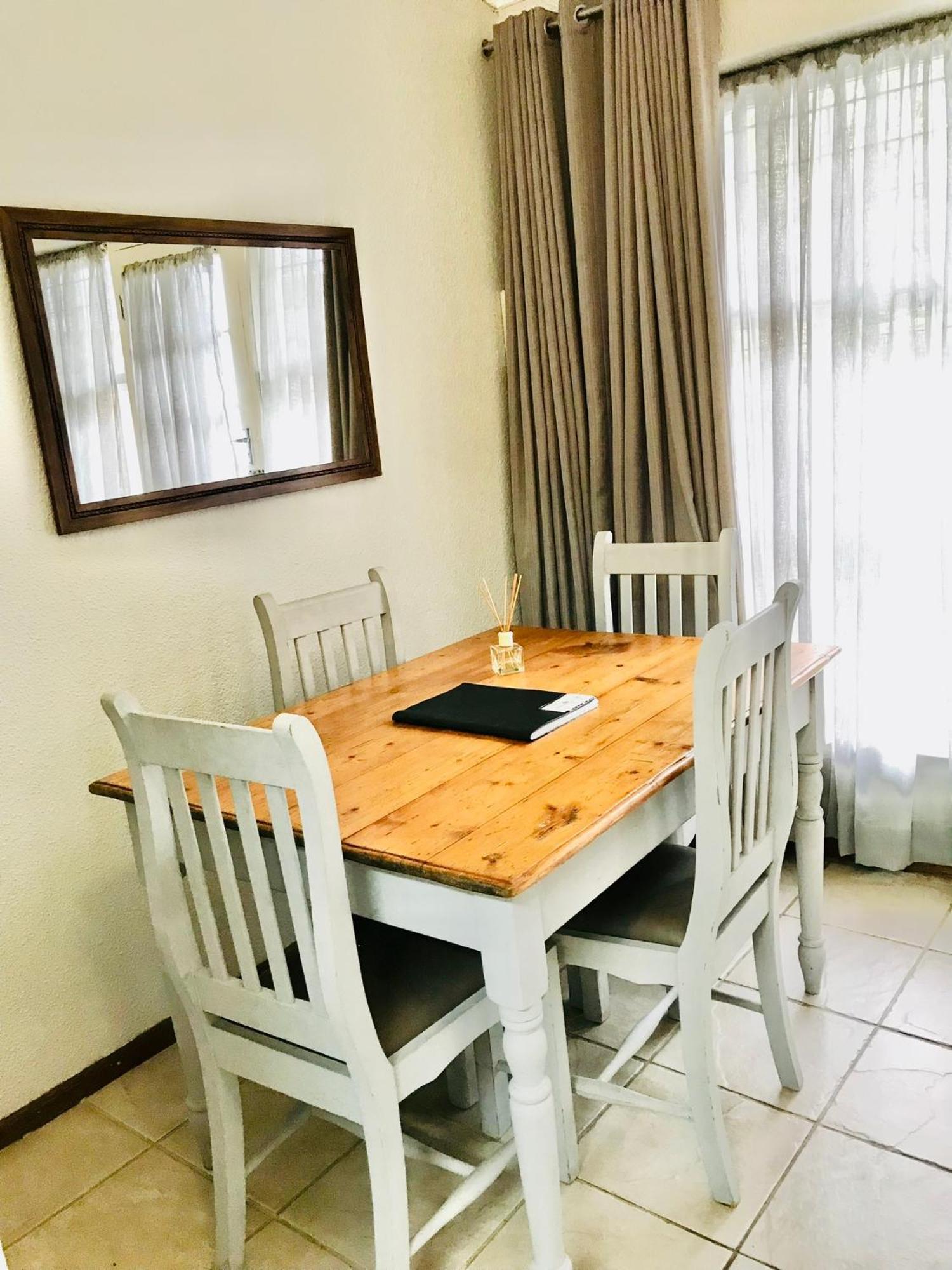 10Vdw Self Catering Apartments Durbanville Esterno foto